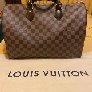 Authentic Louis Vuitton
Damier Ebene Speedy Bandoulière 35
Est Retail $1,530.00
